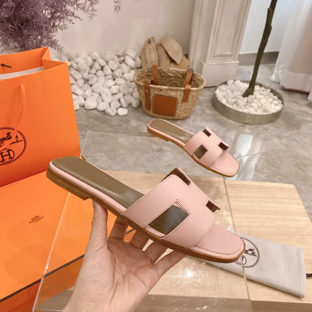 👟👟Ex-factory price 300👟👟 Genuine leather sole +40 🦄Hermès "Palm Print" has added new color sandals, "Year-round shipment" with three-dimensional concave and convex feeling on the classic "H" upper... It is a must-have item in your wardrobe, and it is magically versatile in this summer! This model fully demonstrates the classic Hermès style "palm print". Classic calfskin material ~ imported sheepskin. Lining 🐎Size: 34~42. Heel height ② type: low heel 1.5cm. Medium heel 4.5cm. Genuine leather sole +40 rubber sole.